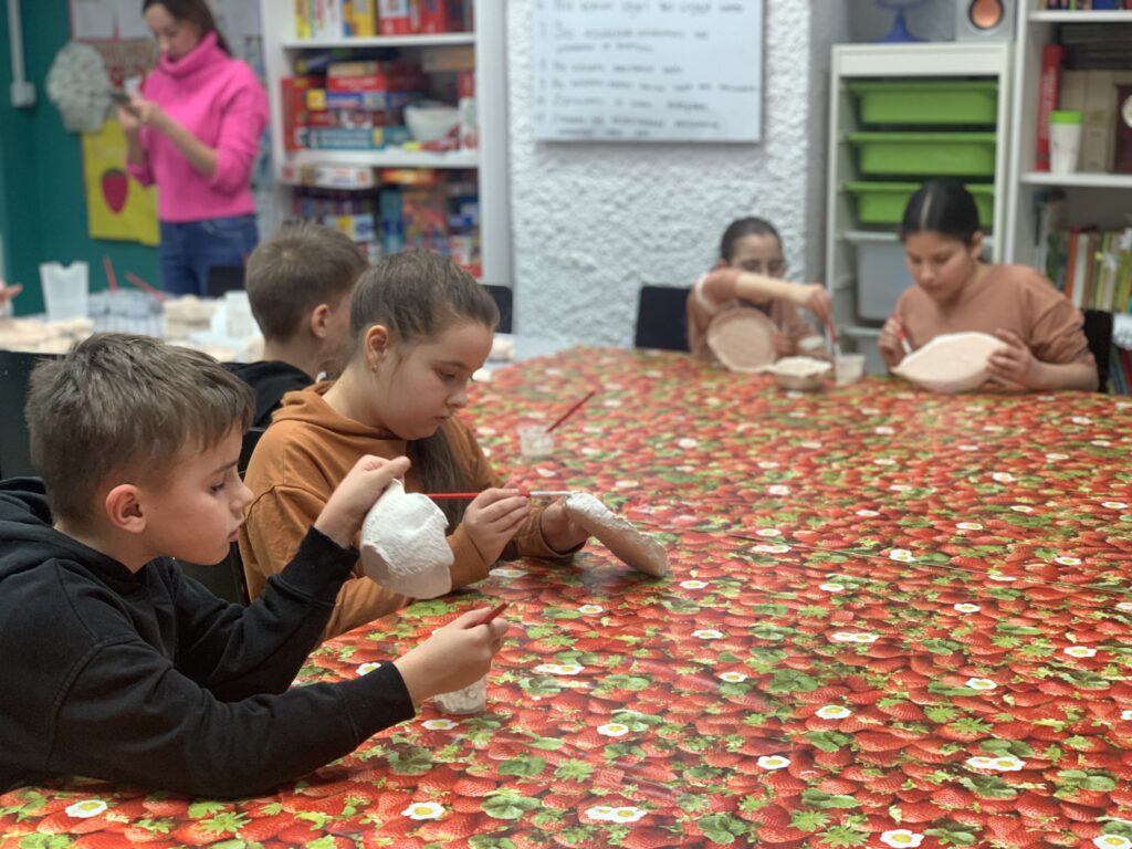 Dzieci w świetlicy na warsztatach z ceramiki