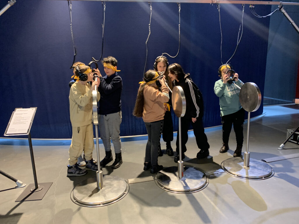 Dzieci zwiedzają Centrum Nauki Kopernik w Warszawie