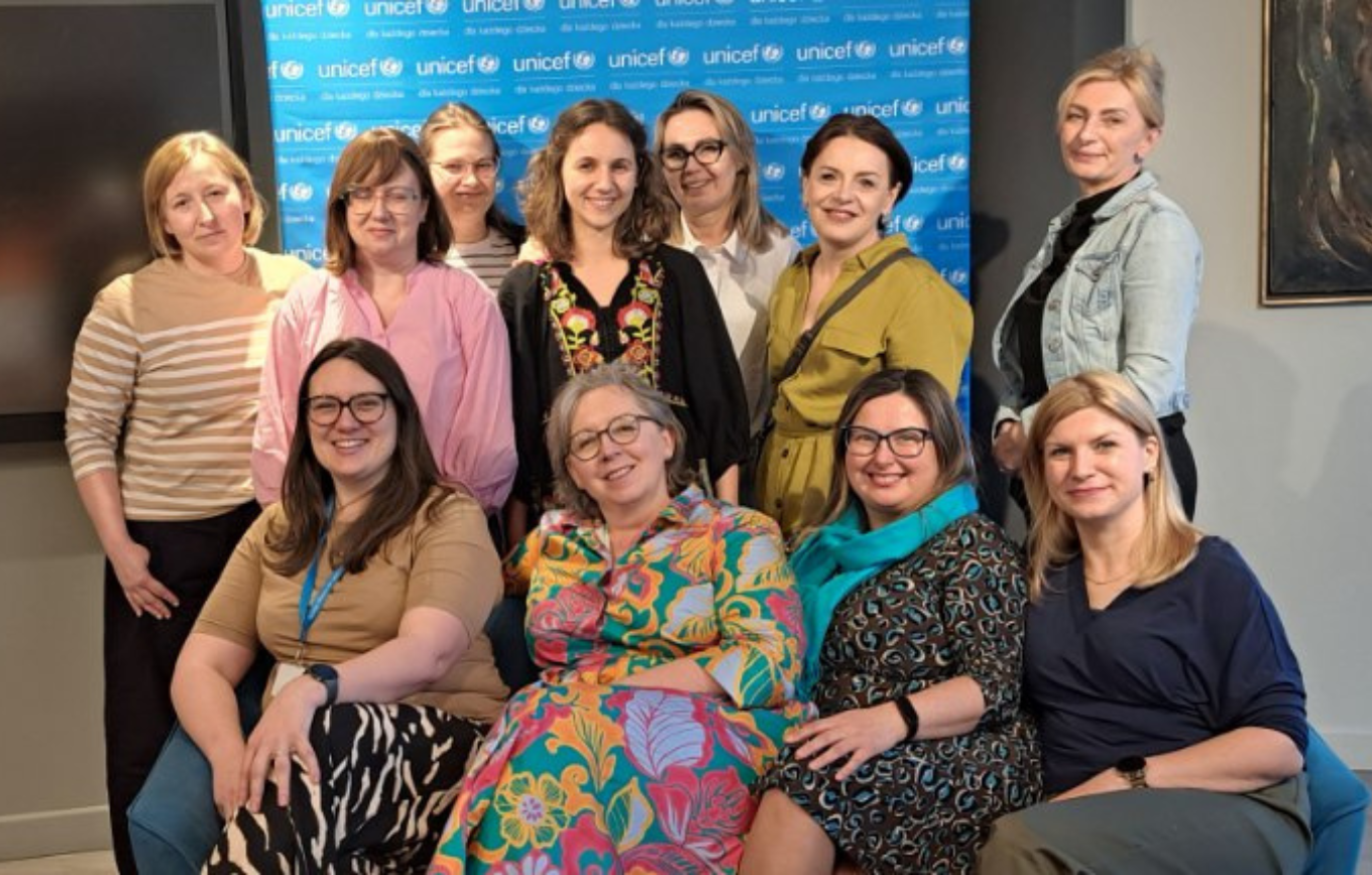 Dziesięć pracowniczek NGO uśmiecha się do obiektywu, pozując na tle ściany z logo UNICEF. Pod zdjęciem, na jednolitym, zielonym tle, znajduje się biały napis "Rozpoczynamy cykl spotkań: HR w NGO" oraz logo Fundacji Ocalenie.