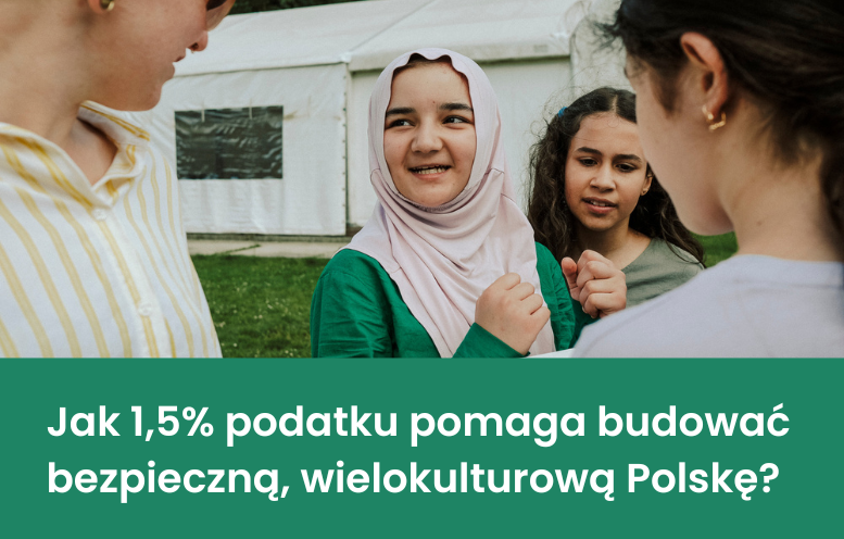 Roześmiana dziewczynka w chuście podczas kolonii wakacyjnych. Tekst: Jak 1,5% podatku pomaga budować bezpieczną, wielokulturową Polskę?